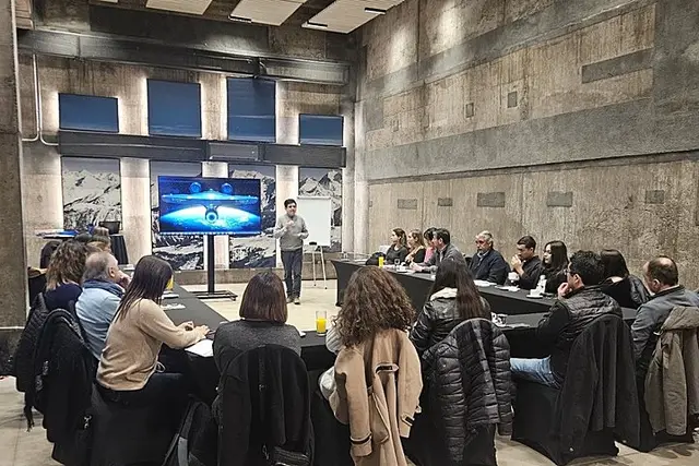 Una sala armada en U con una persona presentando frente al grupo